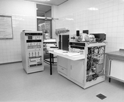 882085 Interieur van het gebouw van de Keuringsdienst van Waren (Nijenoord 6) te Utrecht: laboratorium.